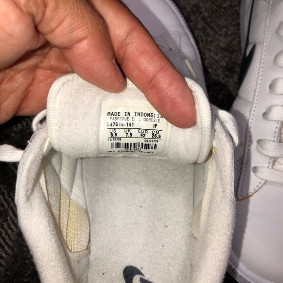 Nike Sneakers 8.5 - Picture 3 of 4